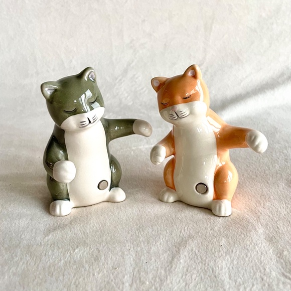 Attractives Magnetic Hugging Cats Salt and Pepper Shakers - Picture 3 of 12